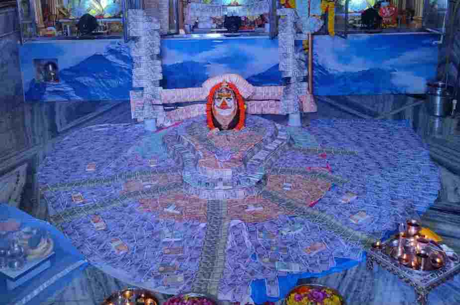 भोपाल : गिन्नौरी संकट हरण महादेव मंदिर में भक्तों ने 15 लाख रुपये के नोटों से महादेव का श्रृंगार किया