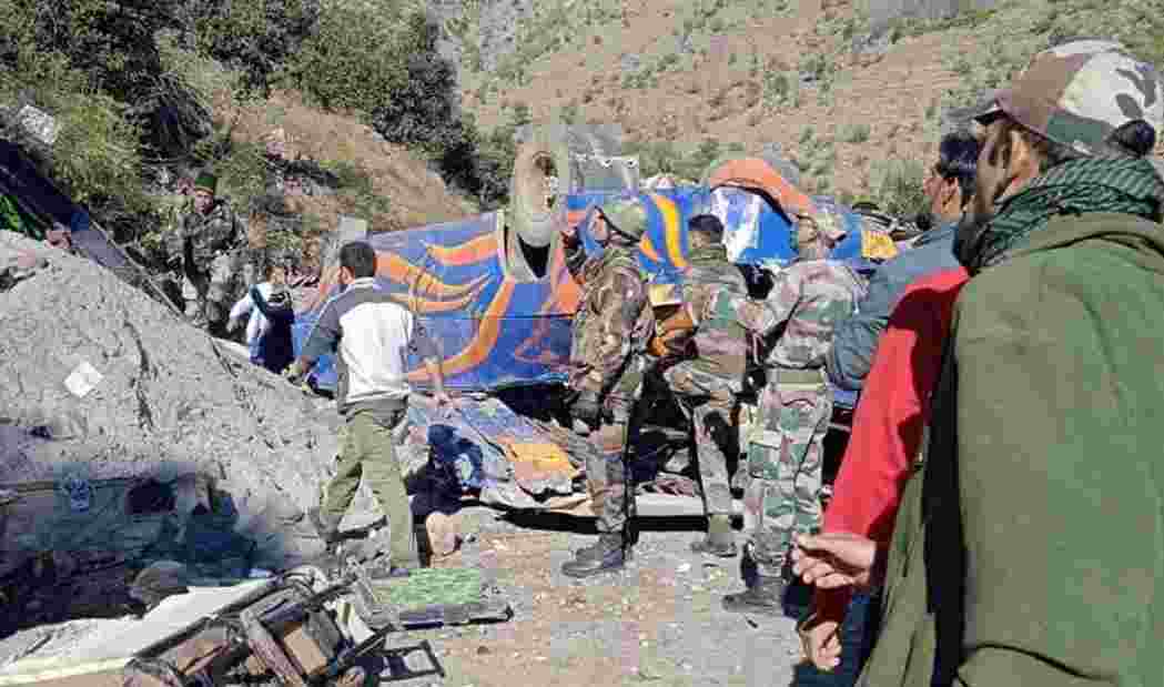 Jammu Kashmir Bus Accident: जम्मू-कश्मीर के डोडा में खाई में गिरी मिनी बस, आठ लोगों की मौत, कई घायल